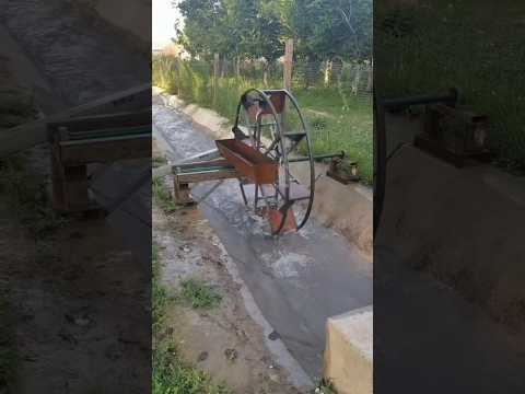 खेत और बागों में पानी लगाने की पुरानी तकनीक #oldtechnology #shorts