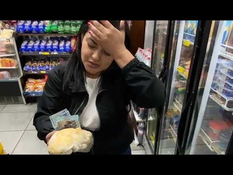 Milionário dá pão de dinheiro para uma linda jovem cujos pais não a querem por causa de sua profissã