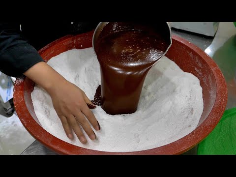 국내유일 특허받은 초콜릿 백설기!? 떡 명인의 쫀득한 초코설기 Making chocolate rice cake - Korean street food