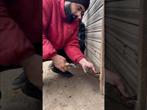 Saray locks me chabi torr di 😎😧 #umarsaeed #funny #shorts