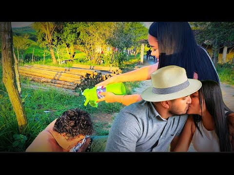 Homem Se Passou Por Mendigo Para Testar a Namorada Do Seu Filho Olha Oque Ela Fez 