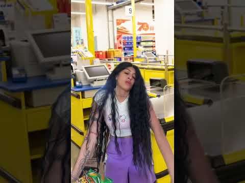 La cajera del supermercado cuando ve que tu mamá se fue a buscar algo ￼