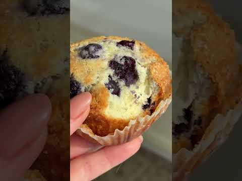 please please please can someone make me these lemon blueberry muffins? #blueberrymuffin
