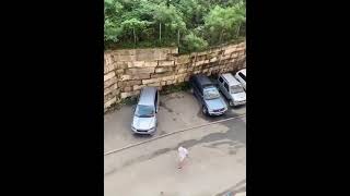 Una mujer se dio cuenta de que un muro estaba por derrumbarse y salvó su carro de quedar aplastado