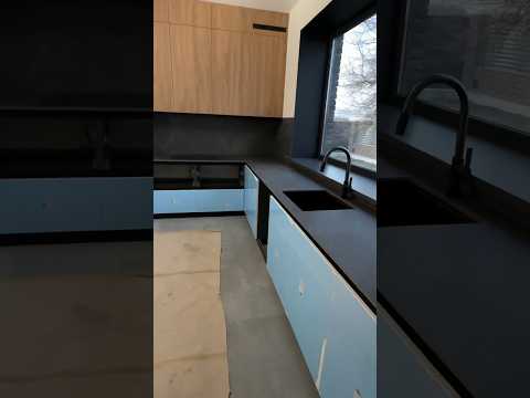 Процесс изготовления кухонной столешницы из керамогранита  #ремонтквартир столешница