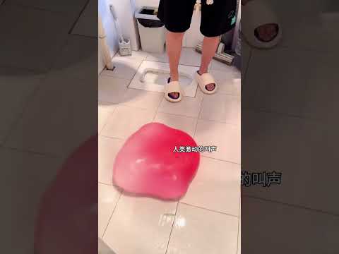 هذه الفتاة غير قادرة على تفجير هذا البالون! 😂
