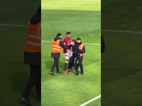 What a guy Casemiro ❤️ #manutd #casemiro #fans #steward #shirt #chant #football ?mufc_tg1994 TT