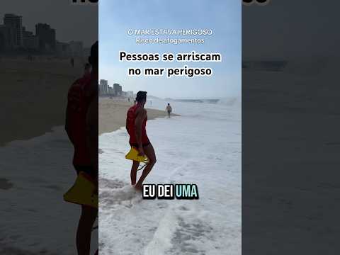 O mar estava perigo, risco de afogamentos, ondas grandes, e correntes de retorno fortes. #praia #mar