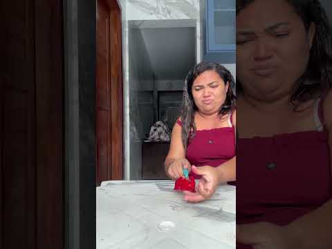 Dividindo o morango do amor. #humor #comedia