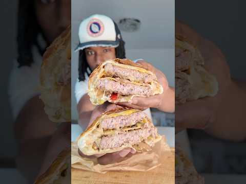 Un burger complètement WTF 😨 crédit : @totocuistot #fyp #shorts #recette #burger #food #viral