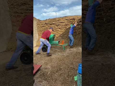 Assim nois trabaia kkkk….#agro #humor #roça #viral #youtubeshorts #caipira #comedia #fazenda