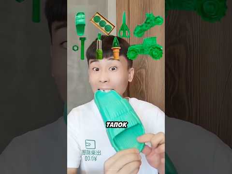 Зачем папа жуёт мамин тапок? 🤯