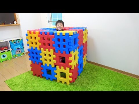 ブロックのお家作り？ Playing with Toy Blocks
