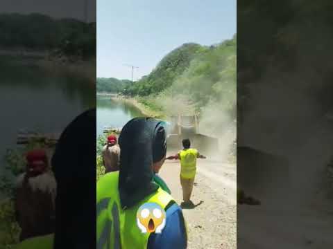 Ni el tractor pudo con tanto peso