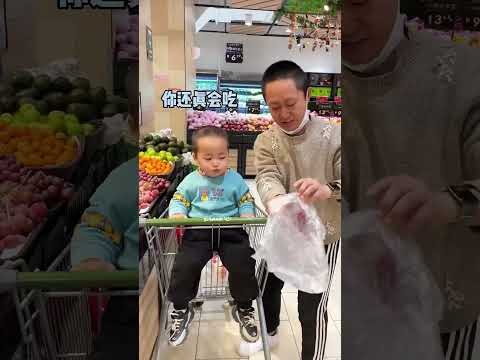 孩子进超市想拿啥就拿啥，爸爸选来选去，最后还得米宝帮你选#呆萌小米宝#萌娃#熊孩子