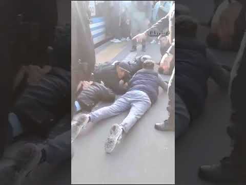 Así detuvo la policía a las personas que se pelearon y destrozaron un tren en merlo