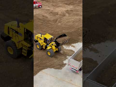 $2500 RC hydraulic Loader Wa470 hauling dirt at the Cabin Fever construction site
