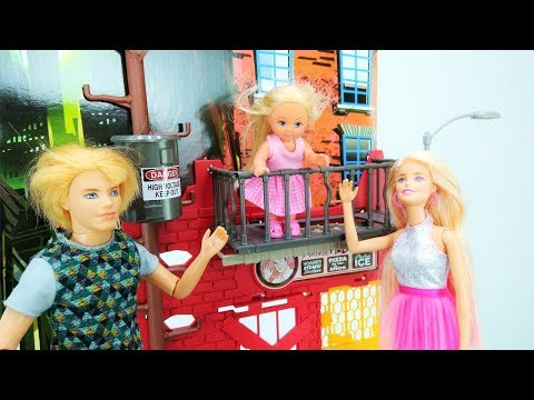 Giochi per bambini. Video con i giocattoli. Le bambole Barbie