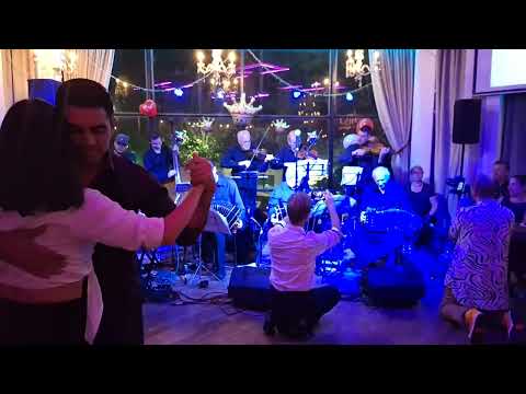 Mira cómo la música transforma la pista de baile. Los Reyes del Tango en Bravita milonga El Beso