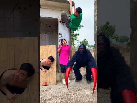 A Tyrant Gorilla Attacked 3 YOUNG HUMAN #monsters #monster #gorilla