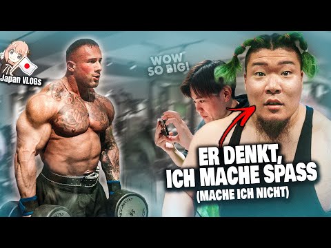 Japans Hulk wird zu meinem Schüler (56er Bizeps Curls)