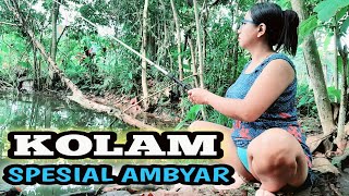 Mancing ikan di kolam kokombongan hutan alam pedesaan