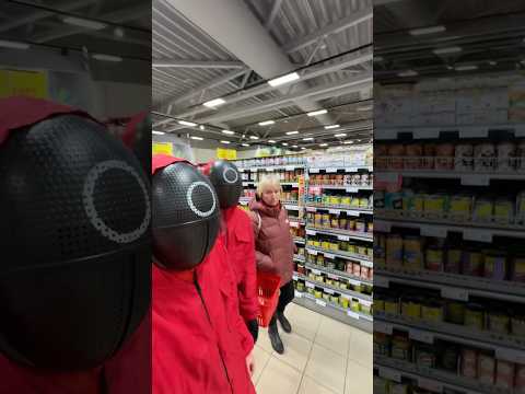The ending was so cute ☺️ #guards #prank #peoplereaction #charity