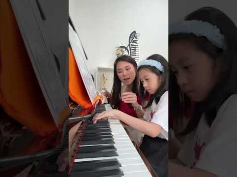 GURU PIANO ATAU PENJUAL BONEKA? 🤣🤣