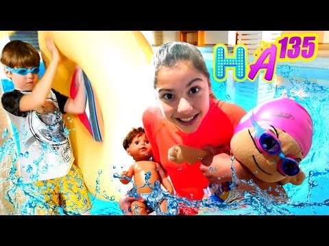 Hayal Ailesi. Polen, Adrian ve çocukları havuza gidiyorlar. Eğlenceli Eğlenceli video.