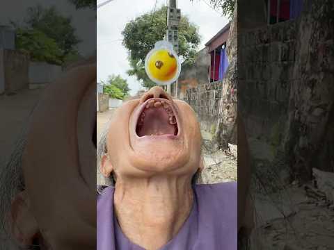 Bà cụ hứng kẹo giỏi quá😱😱😱 #shortvideo #funny #comedy
