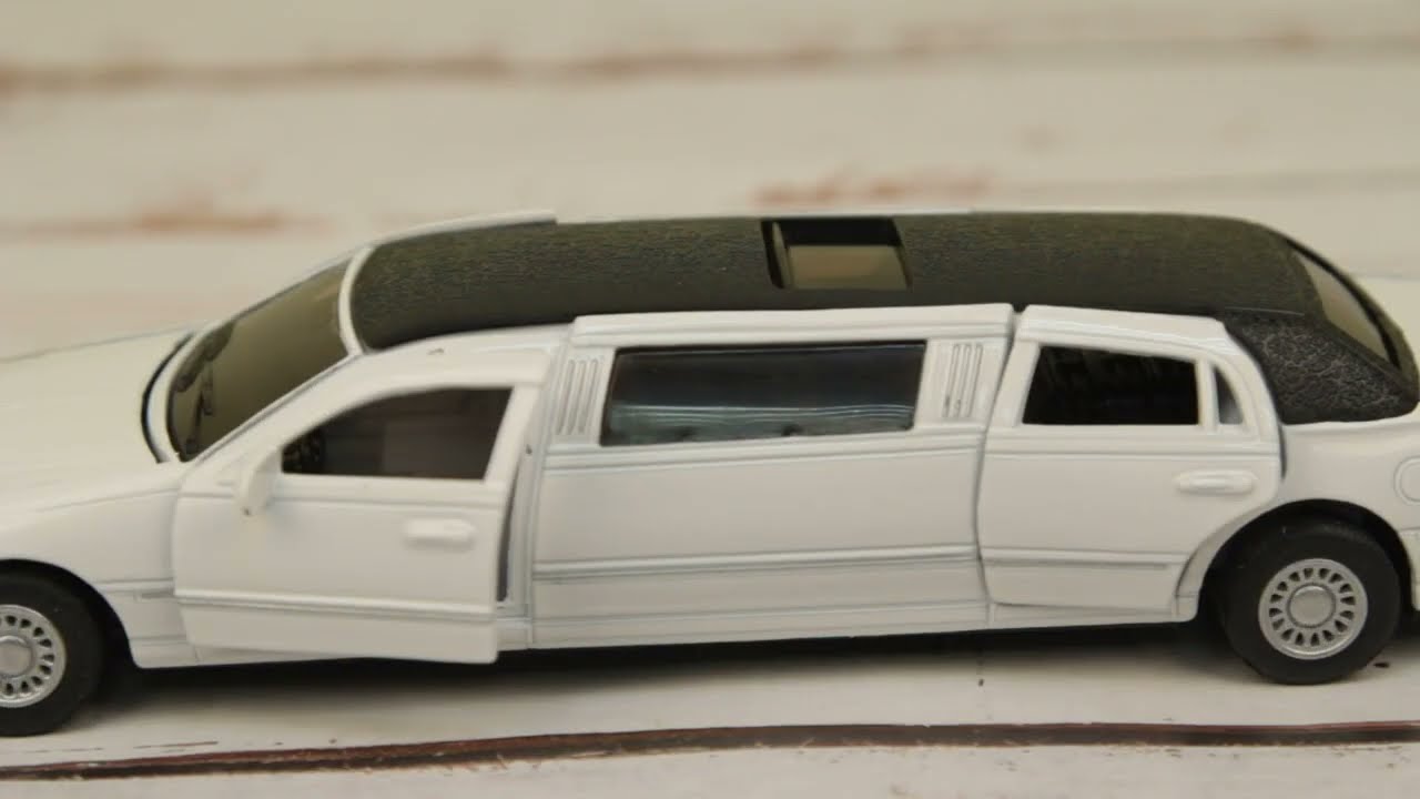 Автомобиль Lincoln Town Car Stretch Limousine 1999 KINSMART инерционный 1:38 в ассортименте - видео Автомобиль Lincoln Town Car Stretch Limousine 1999 KINSMART инерционный 1:38 в ассортименте - видео