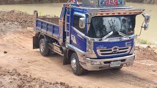 หน้าฝนยังมีงานเรื่อยๆ kobelco sk140lc-11 ชยายบ่อเอาดินไปถมที่ excavator and truck