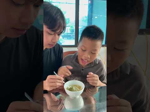 Hai anh em nhà nghèo và nhà giàu khi đi ăn bánh canh cá lóc| Xoong nồi TV