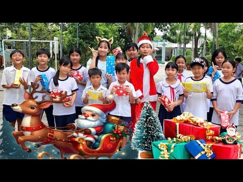 Phương Hoá Trang Thành Ông Già Noel Tặng Quà Các Em Học Sinh