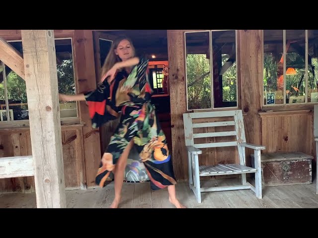 Kimono Dancing Wood Black video
