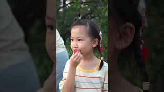 下个月知知就一岁啦，小姨给买了小车车，推着她去摘李子吃啦！#惬意的农村生活 #宝宝的乡村生活 #乡野童趣 #乡村带娃 #幺妈和幺叔