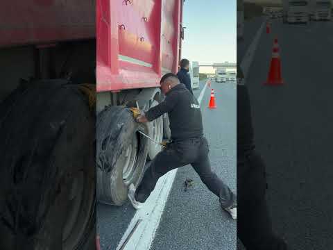 Bijon’u bozulan tırın lastiğini mecbur üzerine değiştirdik jant da tersti biraz zor oldu