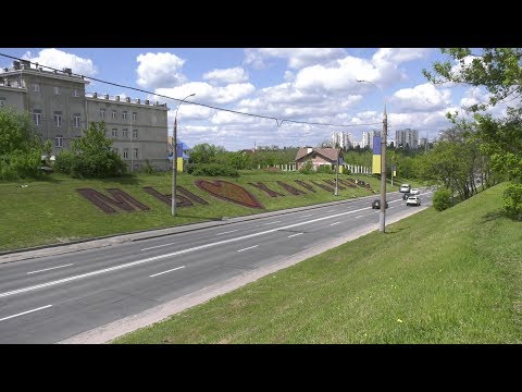 По вулиці Дерев'янка висаджують масштабний квітник