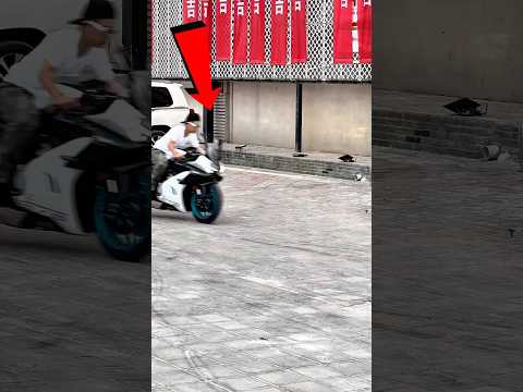 Ele se acha só porque tem uma moto de LUXO! #curiosidades #satisfatório #viralshorts