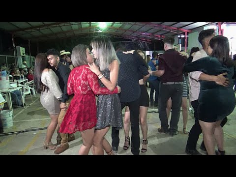 La chava de vestido rojo Que chulo baila !!- Este baile es 100%  tierra caliente