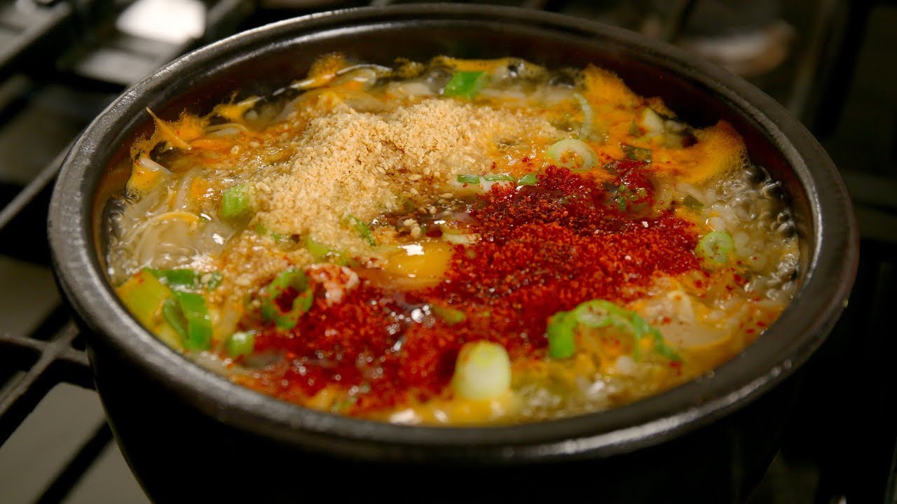 Soybean sprout soup with rice (Kongnamul-gukbap: )