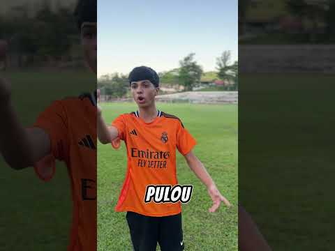 Quando o goleiro está de luva nova 😂🧤
