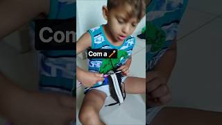 Aquele talento no tênis com a escova de dente kkk #baby #cute #funny