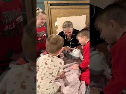 Introducing Baby #8 to His Siblings #newborn #newbaby #motherhood #momlife #familylife #familylove
