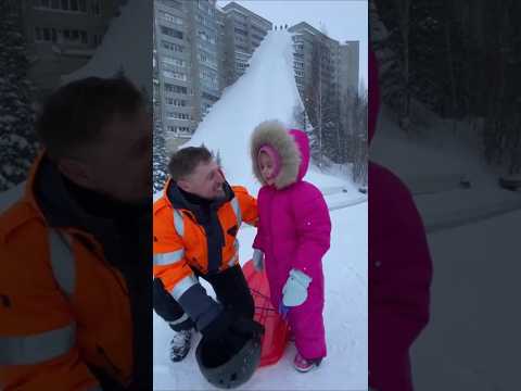 ❄️Снег до 5го этажа. Люди катаются с горки дома. #сантьяготв #santiagotv #shorts #погода #многоснега