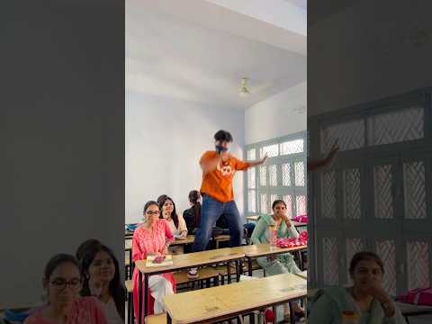 Piche kya chal rha h😂 || trending shorts #ytshorts #collagedance #classroom #viraldance #omahi