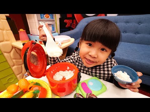 BỮA CƠM CON NẤU ♥ BÉ BÚN – BÉ BẮP ♥ Play Cooking w/ Kitchen Playset