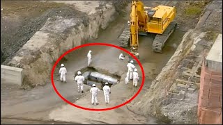 Una Excavadora Rompe Una Roca y Los mineros Descubren Algo Impactante