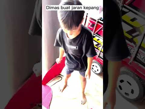 Dimas buat jaran kardus