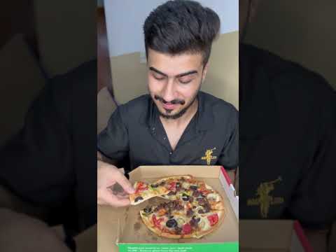 من تشتري بيتزا صغيره لايفوتكم😅